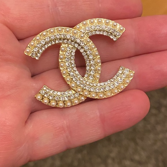 - Classic Double CC Pearled Brooch - Picture 8 of 15